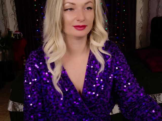 Fényképek -Horny- Hi! My name is Lisa! Lovense on. Merry Christmas and Happy New Year! Cum together group and pvt @total 888 @sofar 38 @remain 850 rhinestone plug in the ass