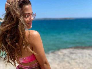 Erotikus videocsevegés AaliyahHadid