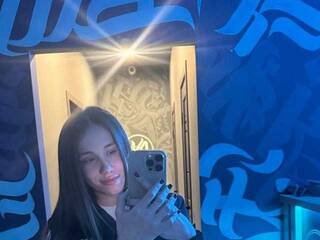 Erotikus videocsevegés AdelinaKiskina