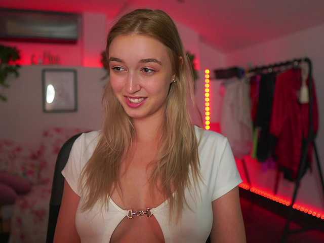 Fényképek AlexisTexas18 Hi! I am Alexis 19 yrs old teen, with perfect ass, nice tits and very hot sexy dance moves! Lets have fun with me! Water on my white T-shirt at goal!