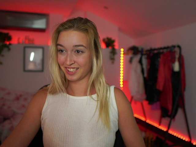 Fényképek AlexisTexas18 Hi! I am Alexis 19 yrs old teen, with perfect ass, nice tits and very hot sexy dance moves! Lets have fun with me! Water on my white T-shirt at goal!