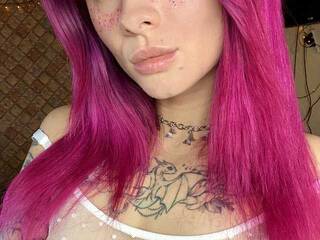 Erotikus videocsevegés Alice-Yui