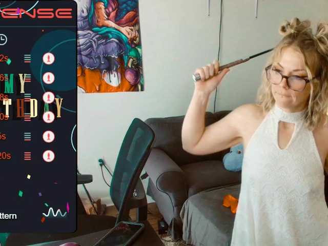 Fényképek Aliceliddell7 ITS MY BIRTHDAY TODAY! #lovense #squirt #bigass #young #cum#milf #blonde #small tits #young #naughty #lush #feet #smoke #glasses