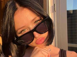 Erotikus videocsevegés Ally-nin