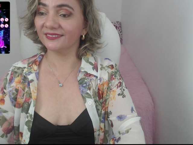 Fényképek ana-hotmilf How are we going to have fun today?