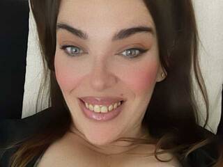 Erotikus videocsevegés AngelaEvans