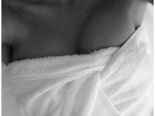 Erotikus videocsevegés Angie-Delores