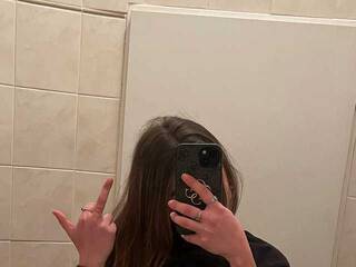 Erotikus videocsevegés anirie_findom