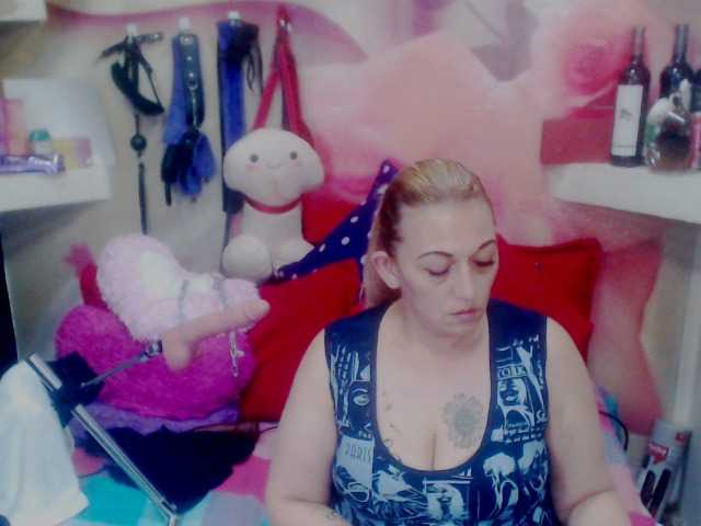 Fényképek annysalazar I want to premiere my new toy come help me achieve my goal 100 tokens