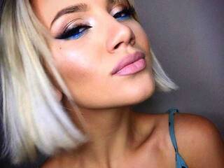 Erotikus videocsevegés AprilJuicy