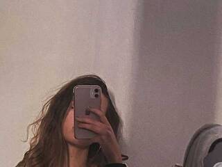 Erotikus videocsevegés AriellaFerr00