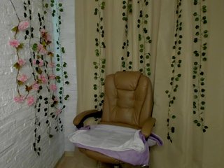 Erotikus videocsevegés ArinaMeow19