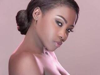 Erotikus videocsevegés Blackdoll1