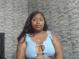 Erotikus videocsevegés BrunetteSexy24