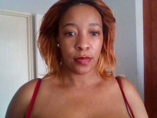 Erotikus videocsevegés BustyAfribabe