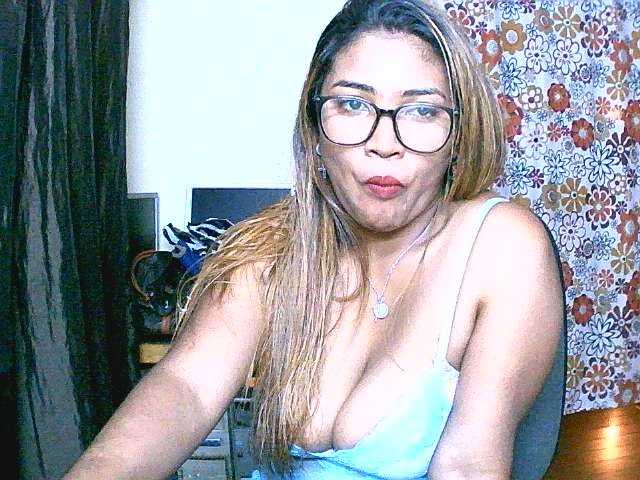 Fényképek butterfly007 hello guys ,lets play too hot,any flash 20tkn,twerk panty off 35tkn,naked 50tkn .squirt 100tkn,come to privat show for funny