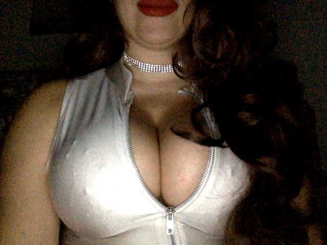 Fényképek CassieBambi Queen of REAL Boobs, 495 tokens more to See them.. ready boys 1st time!