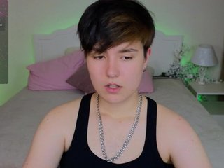 Erotikus videocsevegés CharlieeAdams