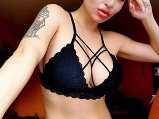 Erotikus videocsevegés CumInMeNowBBy