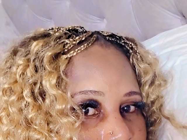 A profil fényképe Curvybae