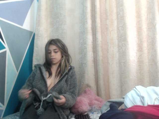 Fényképek cutegirl777 Today I woke up wanting to be your obedient girl who wants to try new things.