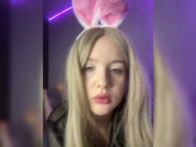 Fényképek BunnyLegendary I use lovense only in group chat and in private