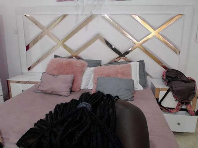Fényképek Ebony-Queen19 Welcome to my room I'm new I'm hot and ready for fun