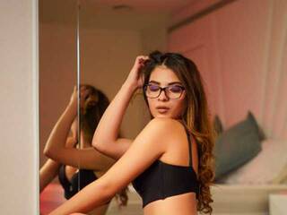 Erotikus videocsevegés Emili-Roose