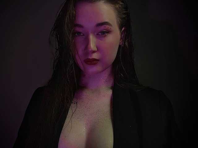 A profil fényképe emilia-edwrds