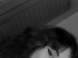 Erotikus videocsevegés Emyli-rousse-