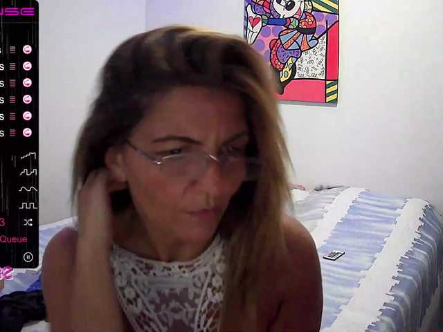 Fényképek Carolain39 hello guys today I need tips to be able to pay the rent of my house help me with tips thanks