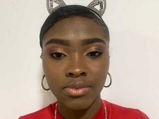 Erotikus videocsevegés GirlQueen