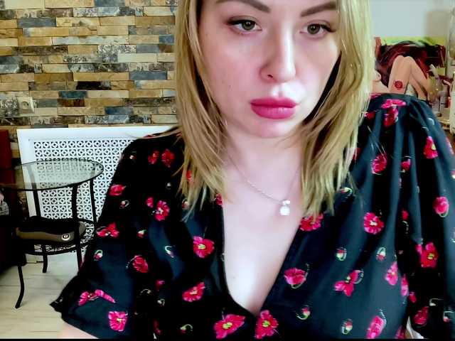 Sugárzási képernyőképek HollyDoll