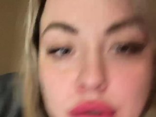 Erotikus videocsevegés HollyDoll