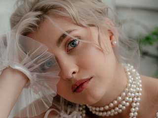 Erotikus videocsevegés HoneyCherry