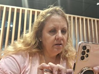 Erotikus videocsevegés HOTBABYSUCKS1