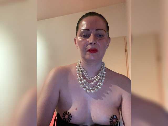 Fényképek hotlady45 Private Show!! Lick your lips - 20 Tokens Make me horny - 40 Tokens Massages the breasts - 60 Tokens Blow the dildo - 80 Tokens Massage nipples with a dildo - 65 Tokens