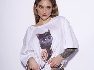 Erotikus videocsevegés IamToxicRoxy