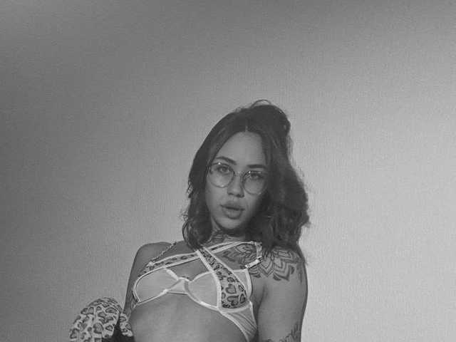 A profil fényképe v_-_-_v