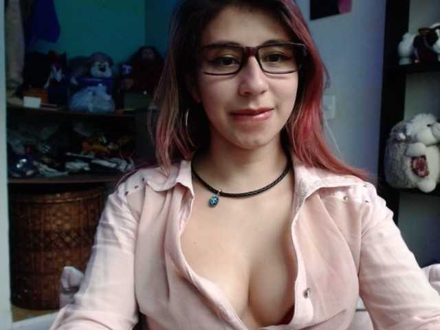 Fényképek kateen18 Hi guys, I'm the new girl here, I'm a little shy, can you help me warm up? my lovense is on I would like to squirt here #squirt #lovense #sexy #young #teen #glasses #bigass #wet #sowet #sweet