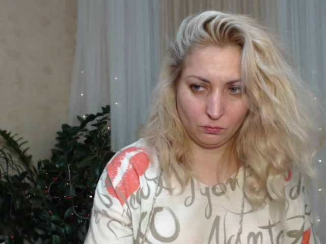 Fényképek KickaIricka I will add to my friends-20, view camera-25, show chest-40, open pussy -50, open asshole-70, get naked and show my holes-100