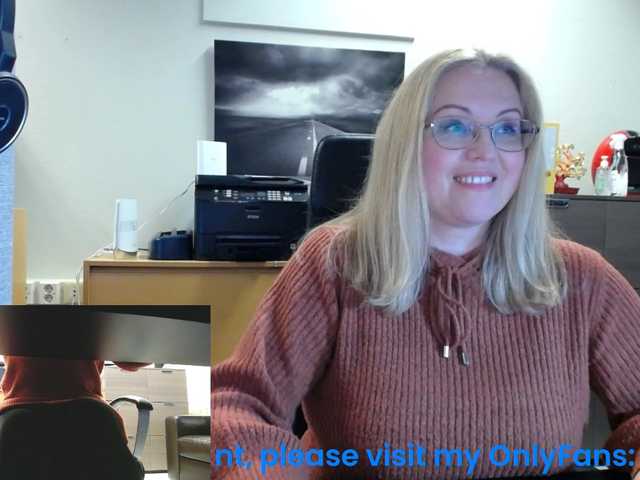 Fényképek KristinaKesh At the office. Lush ON! Privats welcome!!! 101 tok before pvt! Tips only in public chat matter:) Lush reactiong from 3 tok.