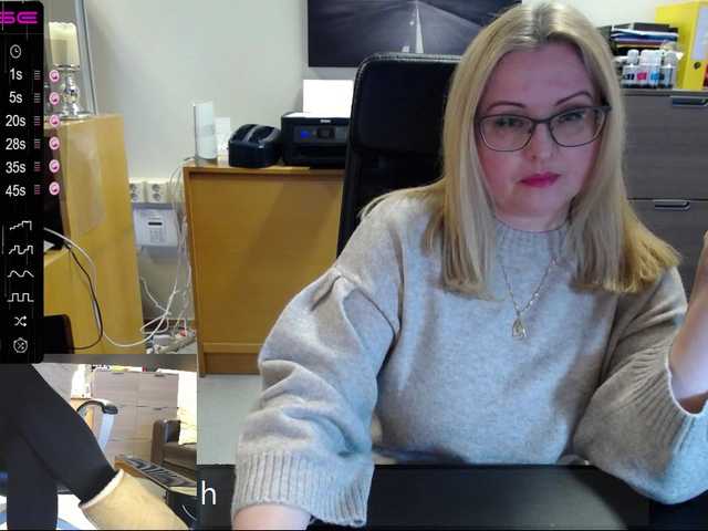 Fényképek KristinaKesh At the office. Lush ON! Privats welcome!!! 150 tok before pvt! Tips only in public chat matter:) Lush reactiong from 3 tok.