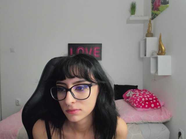 Fényképek LeighDarby18 hey guys, #cum join me #hot show and find out if u can make me #naked #skinny #glasses