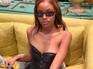 Erotikus videocsevegés Lillie-03