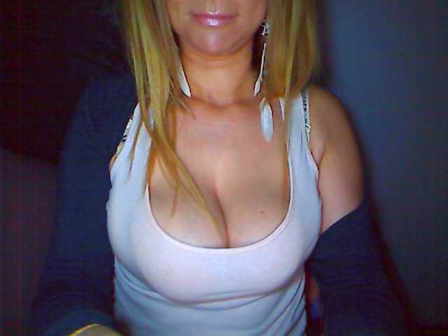 Fényképek Lilly66 hi boys, if u wish to play with me - i use a lots of apps and like to be in touch with my customers, to view u is 20 to see my body 30 :)