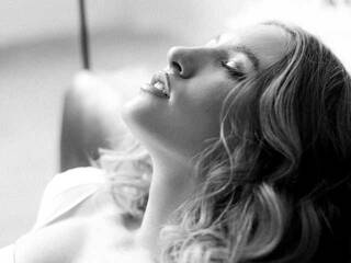 Erotikus videocsevegés LisaFoxy