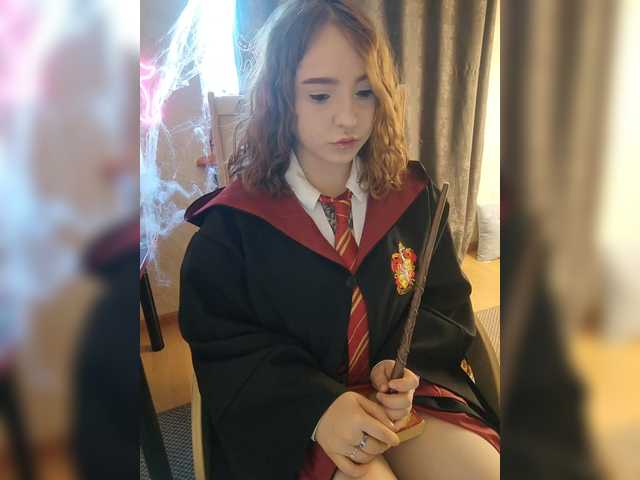 Fényképek LittleDelora Welcome to my Hogwarts, this Halloween I will be dressed as Hermione with a wand that shoots fire. Come in and we’ll learn spells together) P.S. I’m only a 1st year student @total countdown @sofar collected @remain left until the show starts!