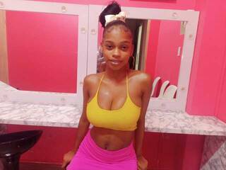 Erotikus videocsevegés littleebonymommy