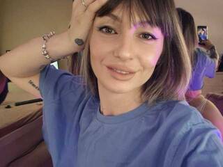 Erotikus videocsevegés LolaxCute